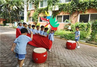 深圳市寶安區(qū)中英公學(xué)——五月五日午，孩童慶端午圖片