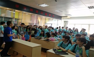 香港康樂中學(xué)師生來廣東實(shí)驗(yàn)中學(xué)高中部交流圖片