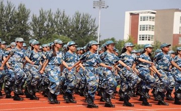 軍訓(xùn)閉營(yíng)式：沙場(chǎng)秋點(diǎn)兵 吹響青春集結(jié)號(hào)——北京市新英才學(xué)校圖片