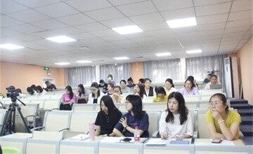 北京力邁中美學(xué)校性教育主題班會：觀摩關(guān)愛自己，了解自己，接納自己圖片