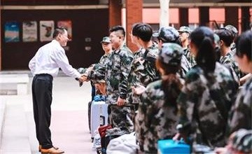 王府學(xué)校校長在2019級新生軍訓(xùn)動員大會圖片