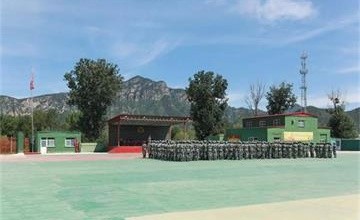 王府學(xué)校新生軍訓(xùn)活動圖片