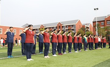艷陽下，武漢海外學校的學生身姿挺拔圖片