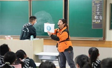 上海世界外國語中學(xué)八年級公共安全知識與技能教育活動圖片