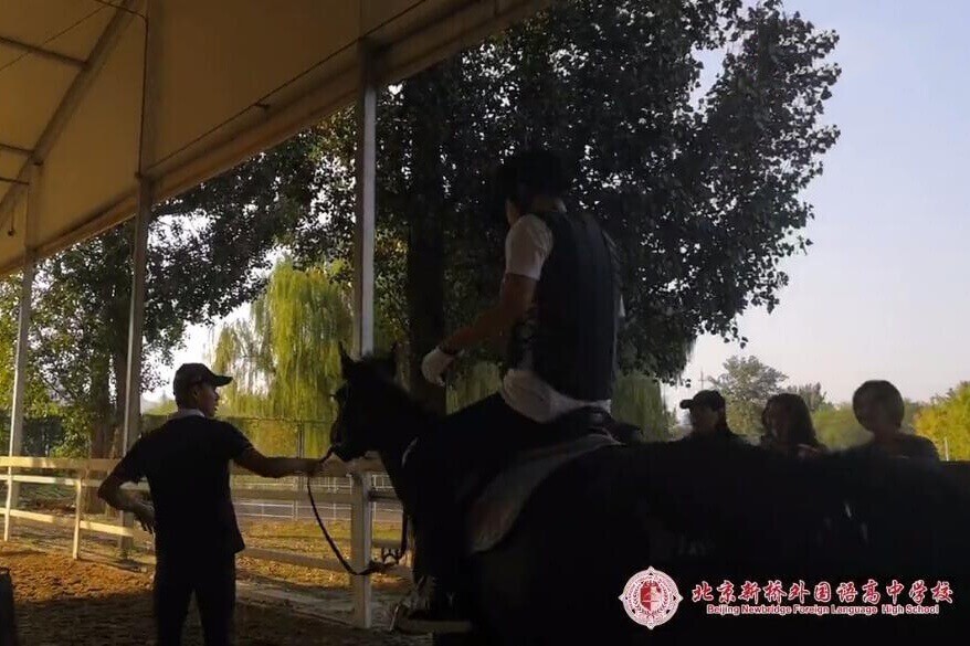 北京新橋外國(guó)語高中學(xué)校課外拓展之馬術(shù)訓(xùn)練圖片03