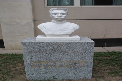 北京市師達中學(xué)人物石像-魯迅圖片