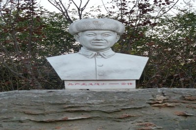 北京市師達中學(xué)人物石像-雷鋒圖片