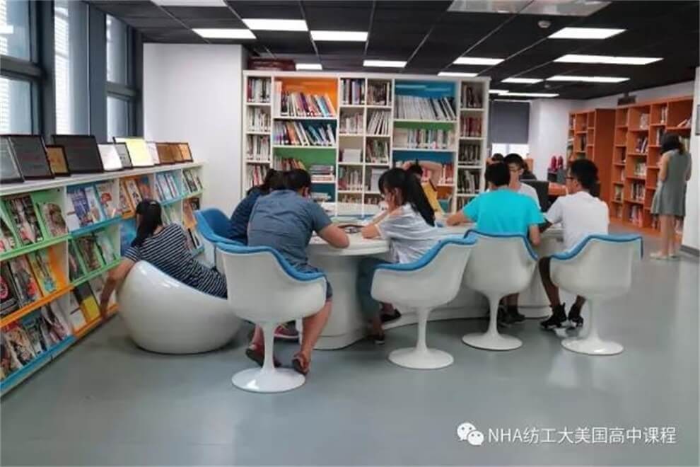 上海新虹橋中學(xué)NHA國際高中圖書館圖片03