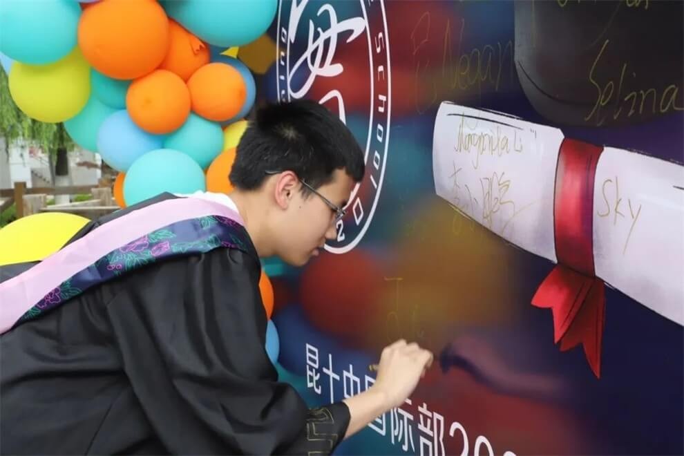 昆明市第十中學(xué)國(guó)際部畢業(yè)典禮圖集02