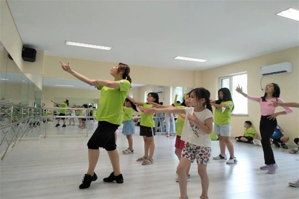  沈陽加拿大外籍人員子女學(xué)校學(xué)習舞蹈圖集
