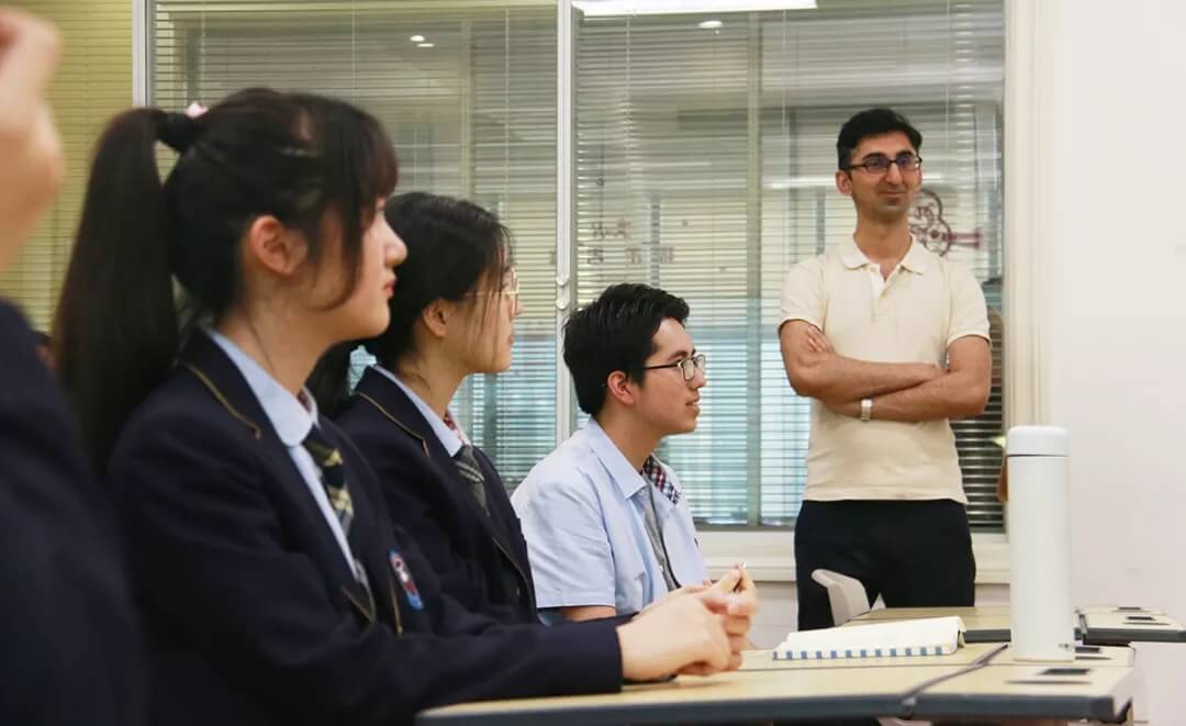 學員認真聽講圖片