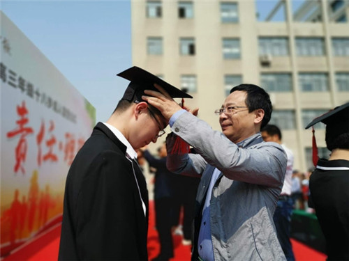 江蘇省前黃國(guó)際中學(xué)高三學(xué)生十八歲成人儀式圖片