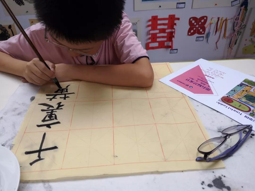 學(xué)生寫字圖片