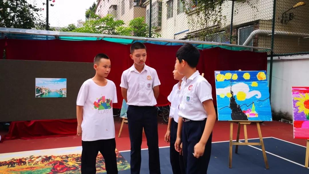學(xué)生討論圖片