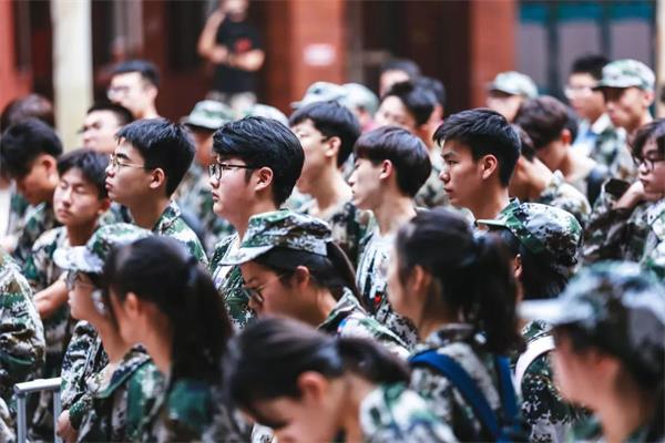 北京王府學(xué)校新生軍訓(xùn)大會圖片