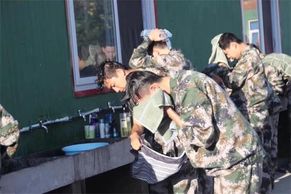 北京王府學(xué)校新生軍訓(xùn)活動圖片1