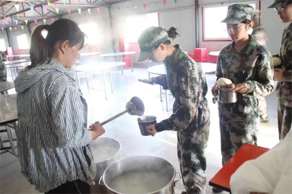 北京王府學(xué)校新生軍訓(xùn)活動圖片2