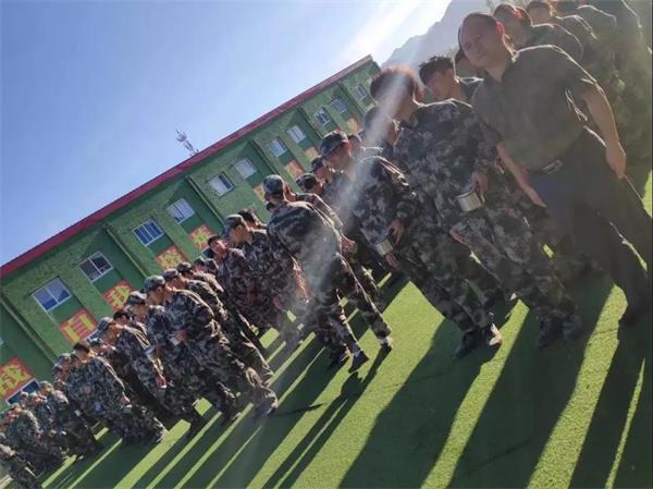 北京王府學(xué)校新生軍訓(xùn)活動圖片3