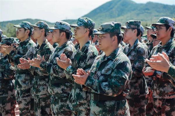 北京王府學(xué)校新生軍訓(xùn)活動圖片4