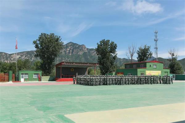 北京王府學(xué)校新生軍訓(xùn)活動圖片5