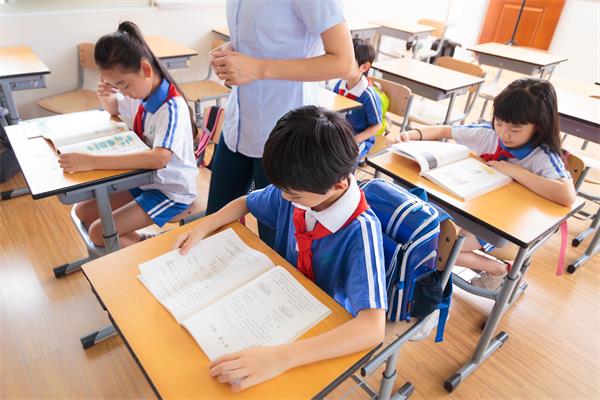 國(guó)際學(xué)校學(xué)生上課圖片