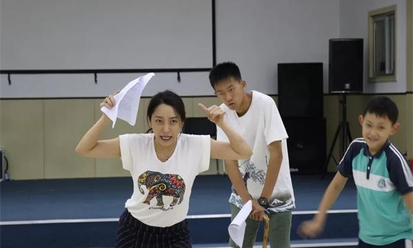 北師大亞太實(shí)驗(yàn)學(xué)校演繹世界經(jīng)典 追尋幸福真諦圖片2
