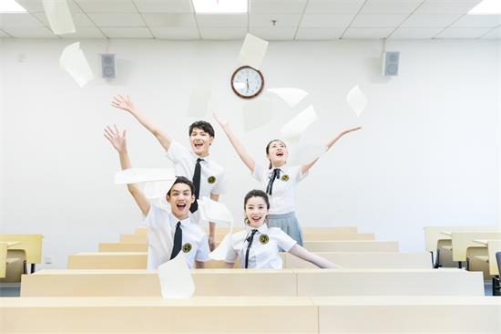 國際學校學生歡呼圖片