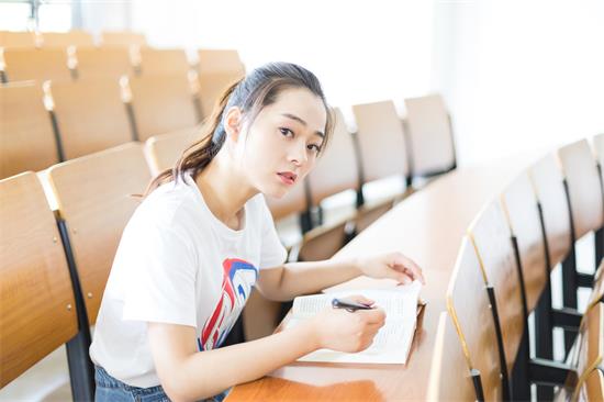 國際學校學生學習圖片