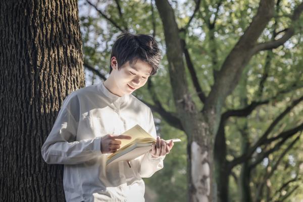 國際學(xué)校學(xué)生在看書