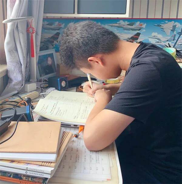 北京市中關(guān)村外國語學校美麗中學生的“疫”瞬間圖片1