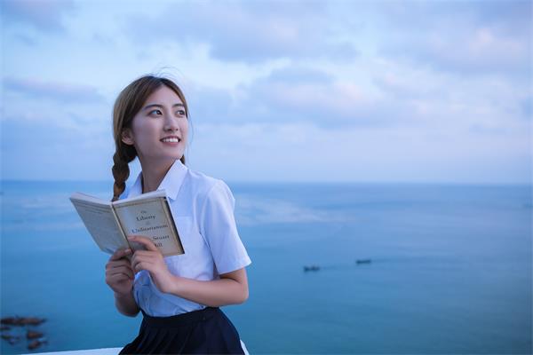 國際學(xué)校在看書的學(xué)生
