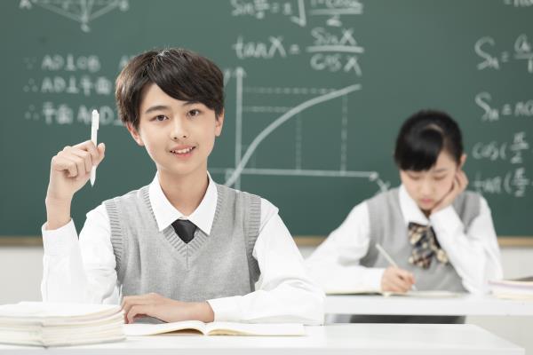 國際學校學生上課圖片