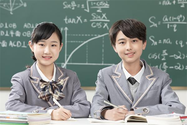國際學(xué)校學(xué)生上課圖片