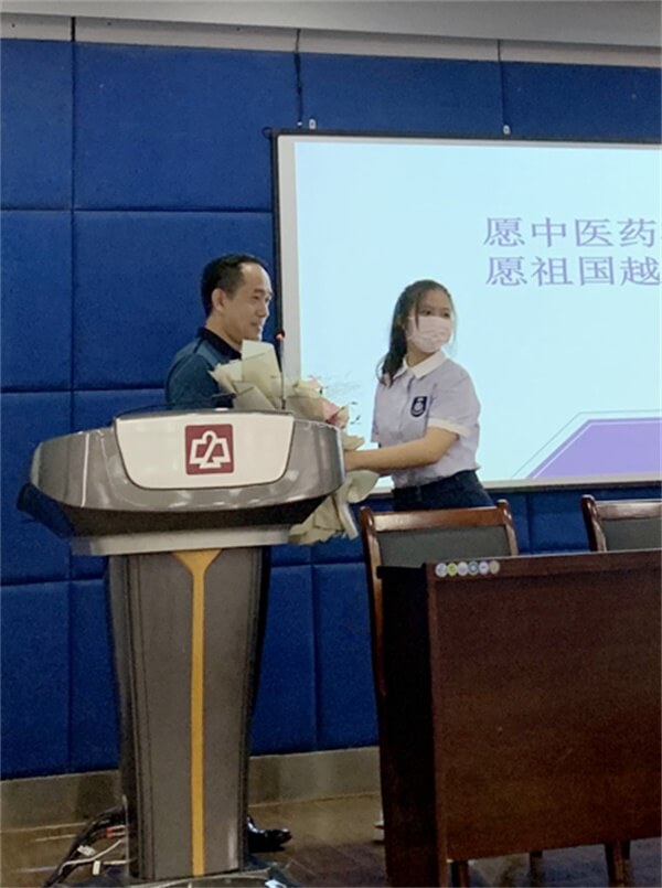 中國赴烏茲別克斯坦抗疫醫(yī)療組組長王萬春教授到南昌二中中加高中宣講 02