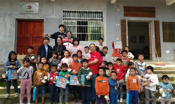 貴陽市第一中學(xué)國際班：關(guān)愛留守兒童，讓每一天都有意義！記中美班六一支教活動01