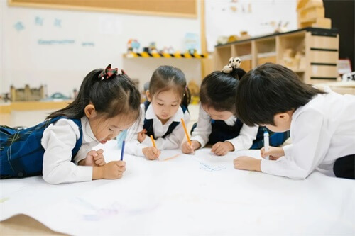 低齡幼在學(xué)習(xí)英語(yǔ)02