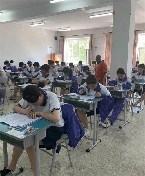 學(xué)生上課圖片