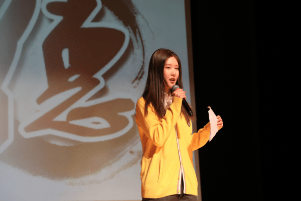田婧曈在主持中學(xué)晨會