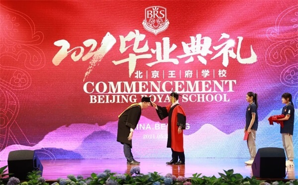 現(xiàn)場撥穗并頒發(fā)畢業(yè)證書
