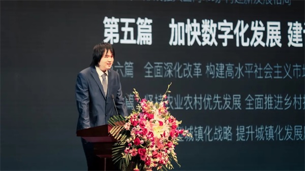 何逸代表畢業(yè)生向母校獻(xiàn)禮