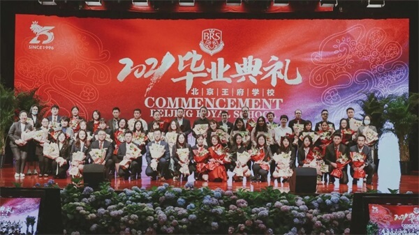 畢業(yè)生代表向老師們獻(xiàn)花
