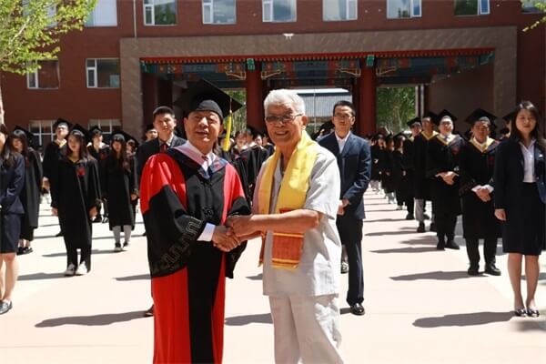 王廣發(fā)校長與孔德騏老先生親切合影