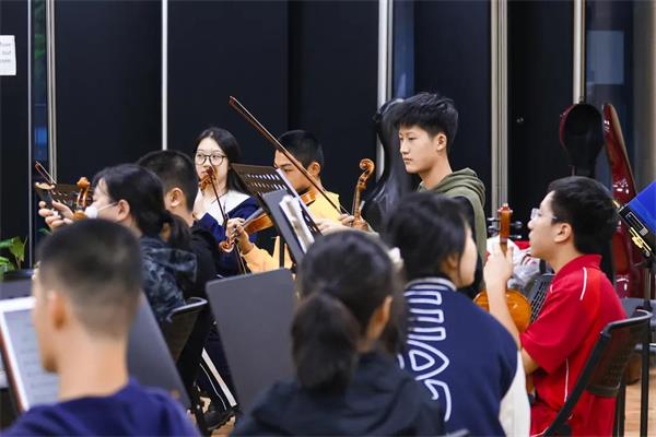 學(xué)生們?cè)谏弦魳氛n圖片