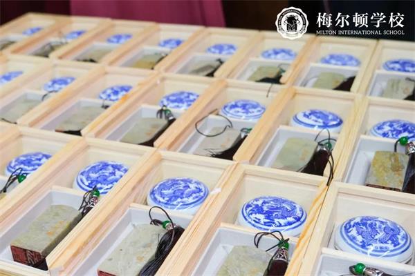 梅爾頓學(xué)?！案卸鞴?jié)暨成人禮”儀式圖片3