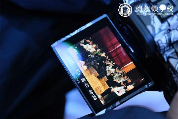 梅爾頓學(xué)?！案卸鞴?jié)暨成人禮”儀式圖片4