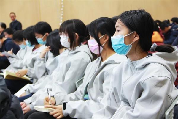 學(xué)生聽講做筆記圖片