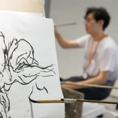 學生繪畫瞬間圖片