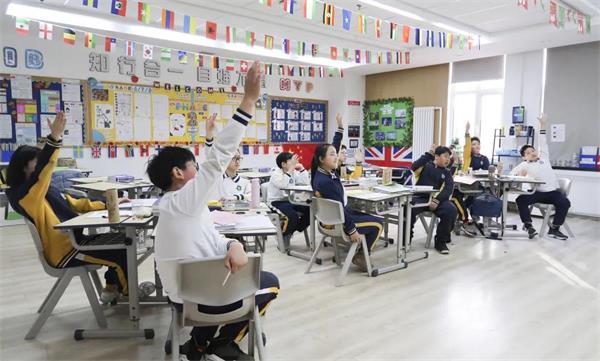 學(xué)生上課積極互動圖片