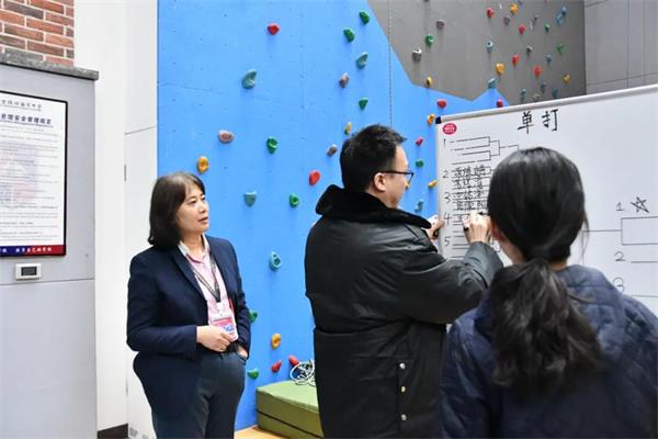 青島威德明特雙語(yǔ)學(xué)校羽毛球比賽圖片1