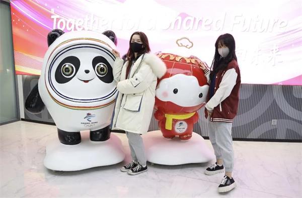 學(xué)生與吉祥物拍照留念圖片